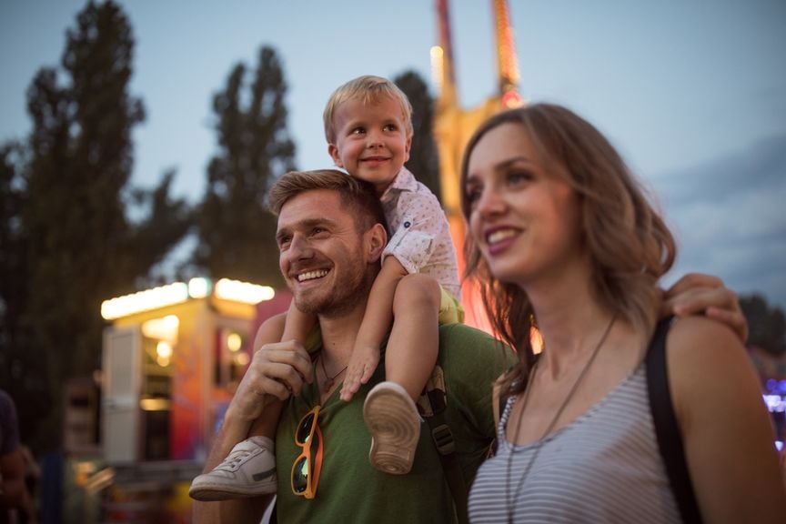 Junge Familie an einem Festival