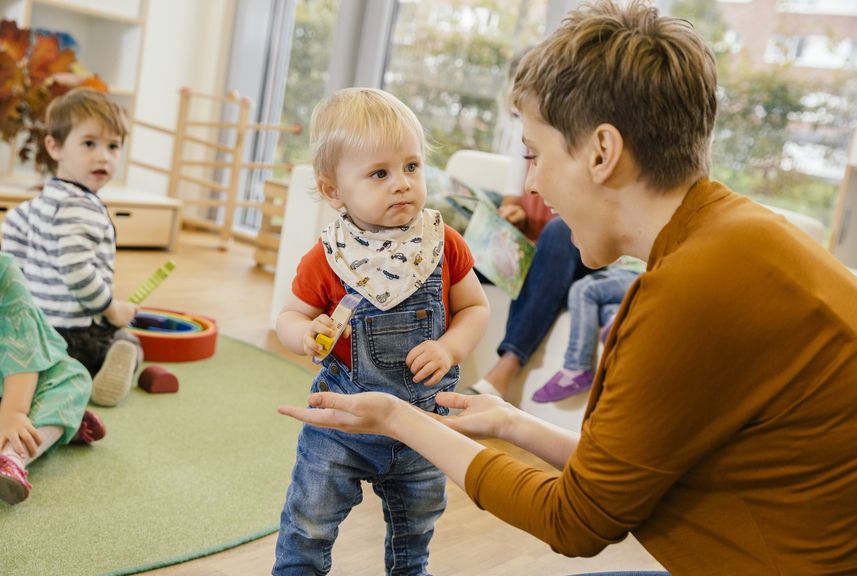 Kleinkinder mit Betreuerin in der Spielgruppe