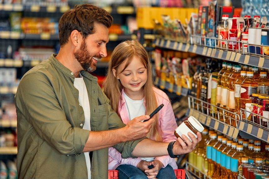 Vater mit Tochter am einkaufen