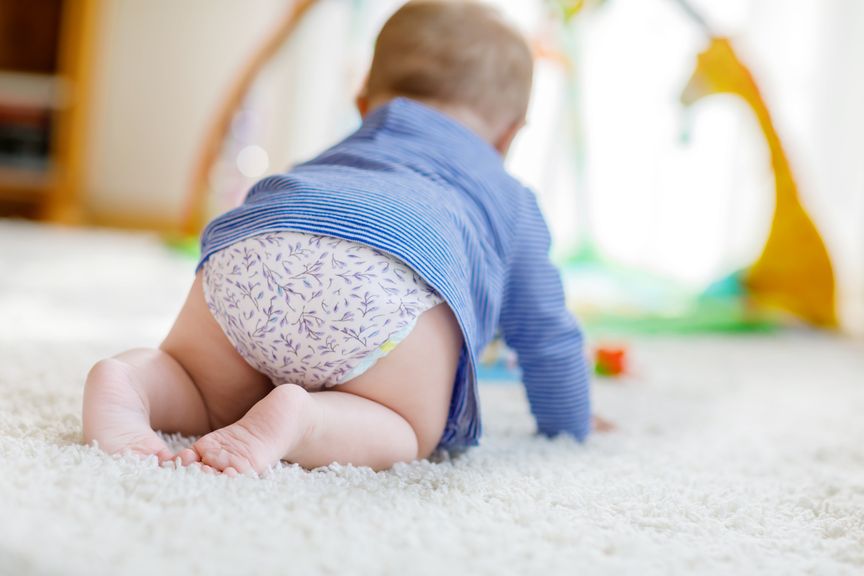 Baby von hinten im Vierfüsslerstand