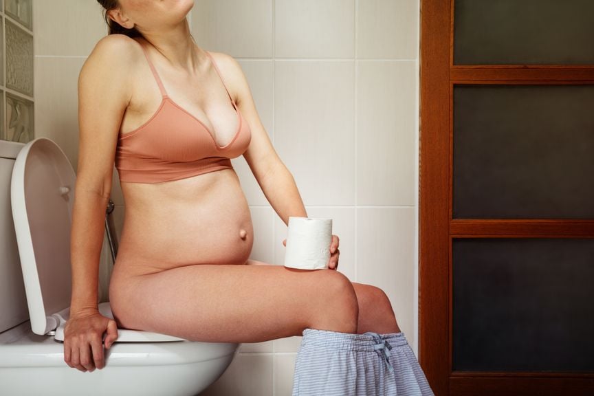 Schwangere mit WC-Papier
