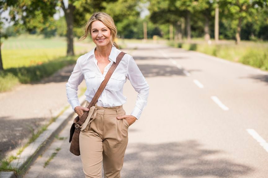 Fröhliche Frau unterwegs