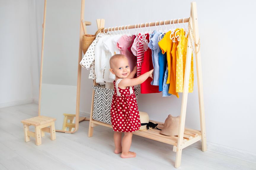 Mädchen wählt ein Kleid aus