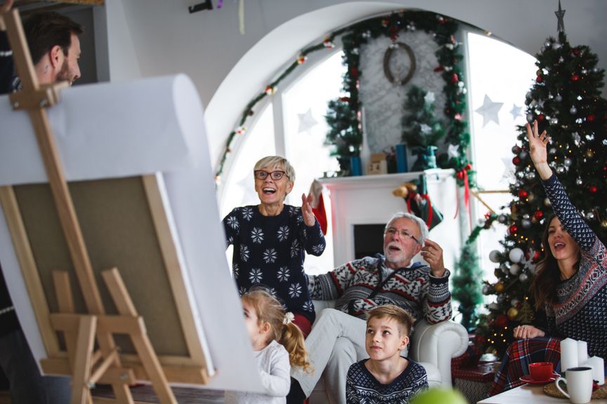 Familie spielt an Weihnachten Montagsmaler