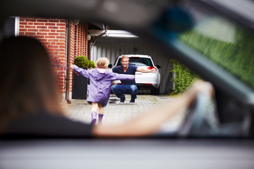 Mutter bringt Kind zum Vater