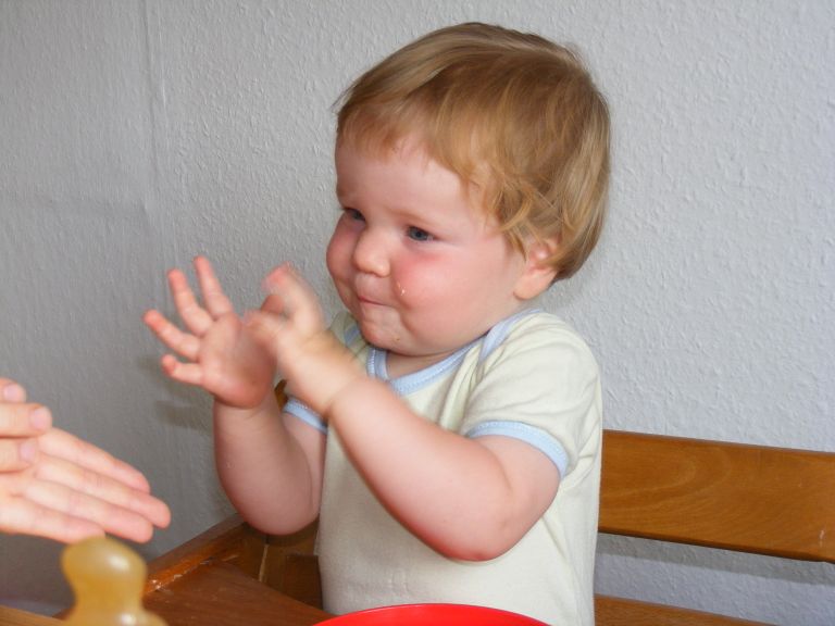 Kind macht Zeichensprache, Leonie zeigt Kaese