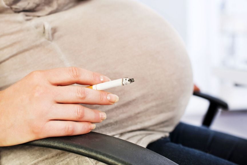 Schwangere mit Zigarette