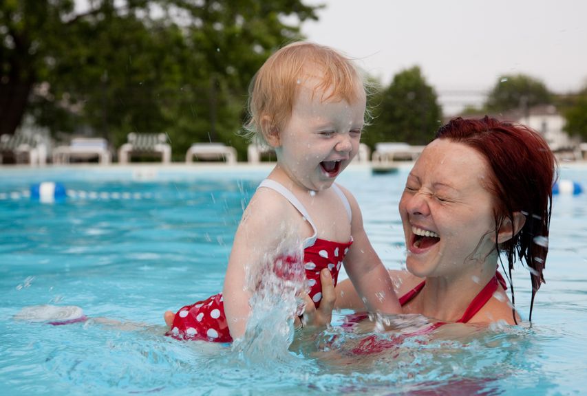 Mutter mit Tochter am planschen im Schwimmbad