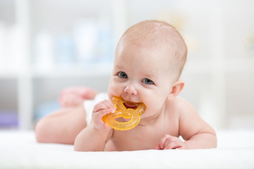 Baby mit Beissring