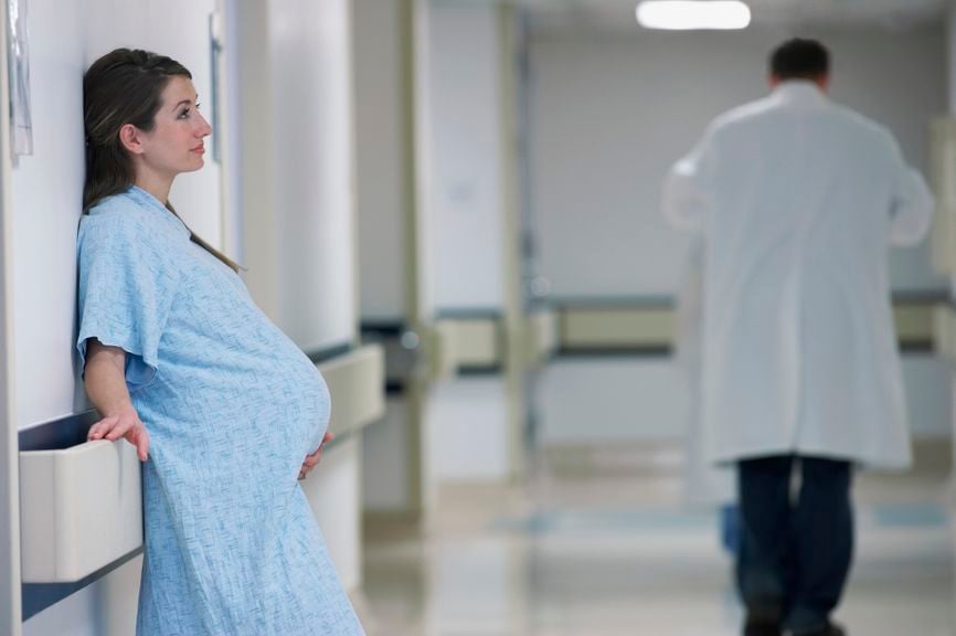 Schwangere im Nachthemd auf dem Spitalflur