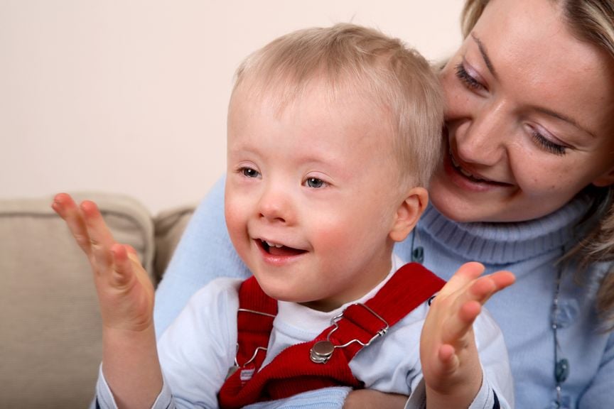 Kleiner Junge mit Down Syndrom und seine Mutter