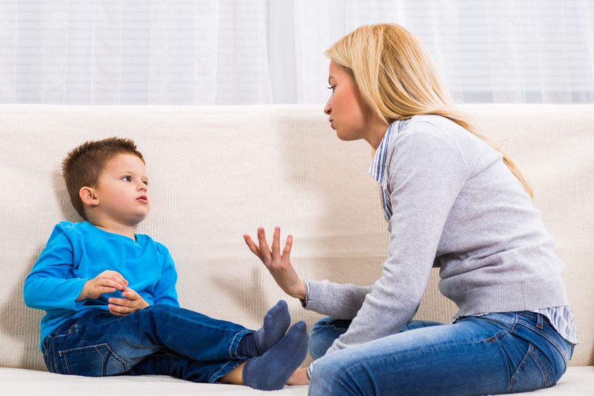 Mutter und Sohn sitzen auf dem Sofa und reden miteinander