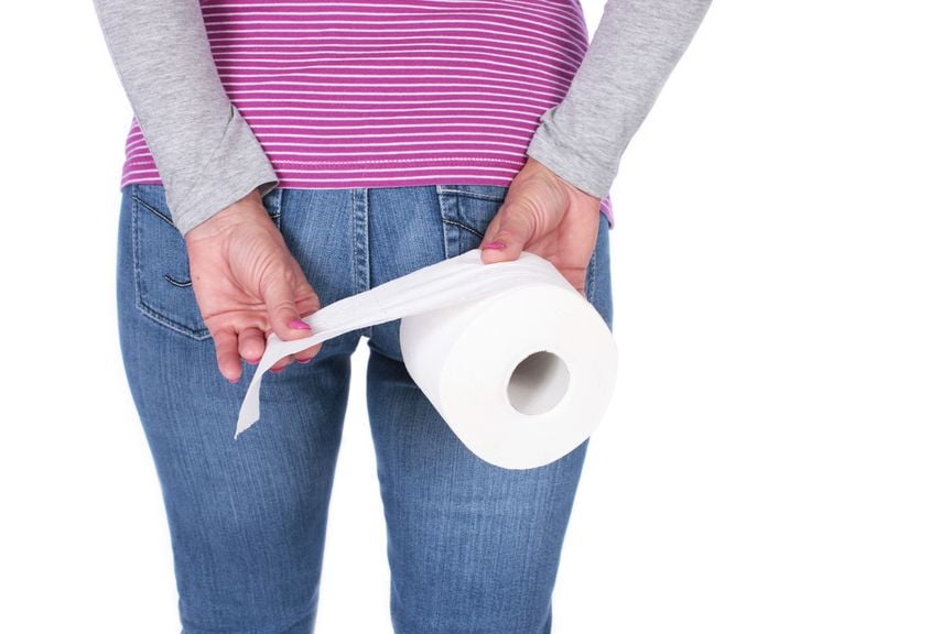 Frau mit WC-Papierrolle