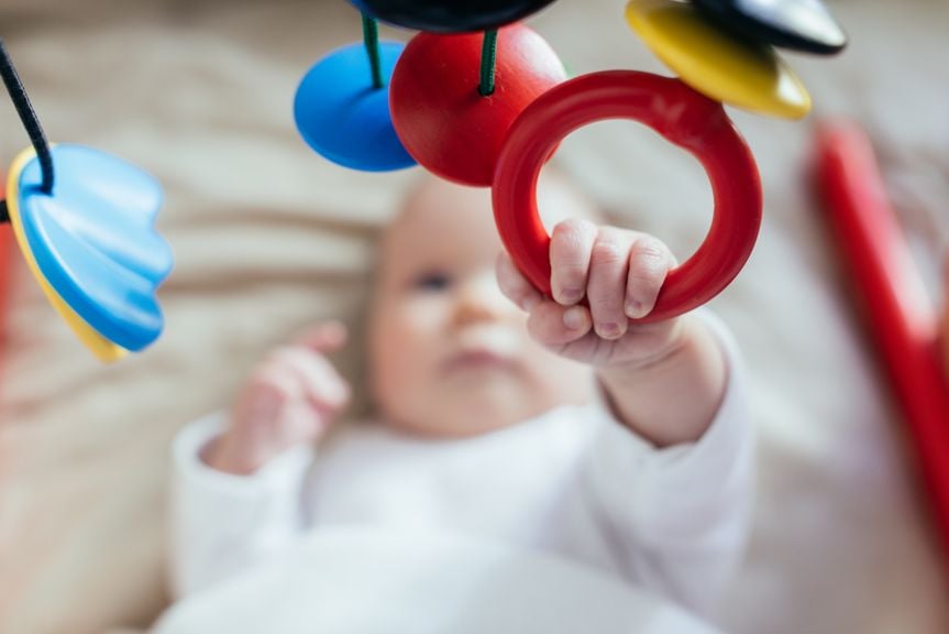 Baby greift nach einem Ring