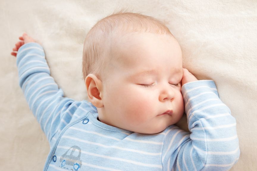 Baby schläft in blauem Pyjama