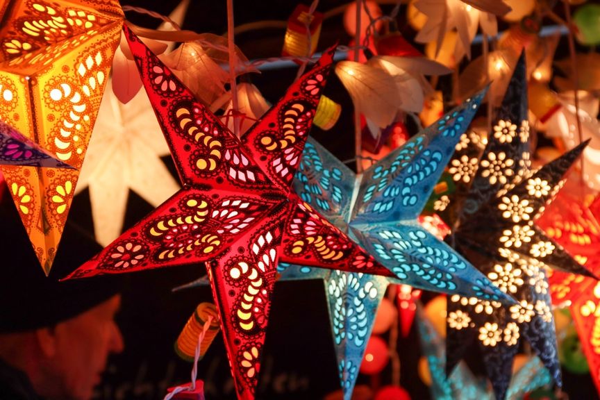 Bunt gemusterte leuchtende Weihnachtssterne