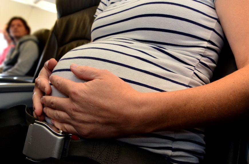 Schwangere im Flugzeug