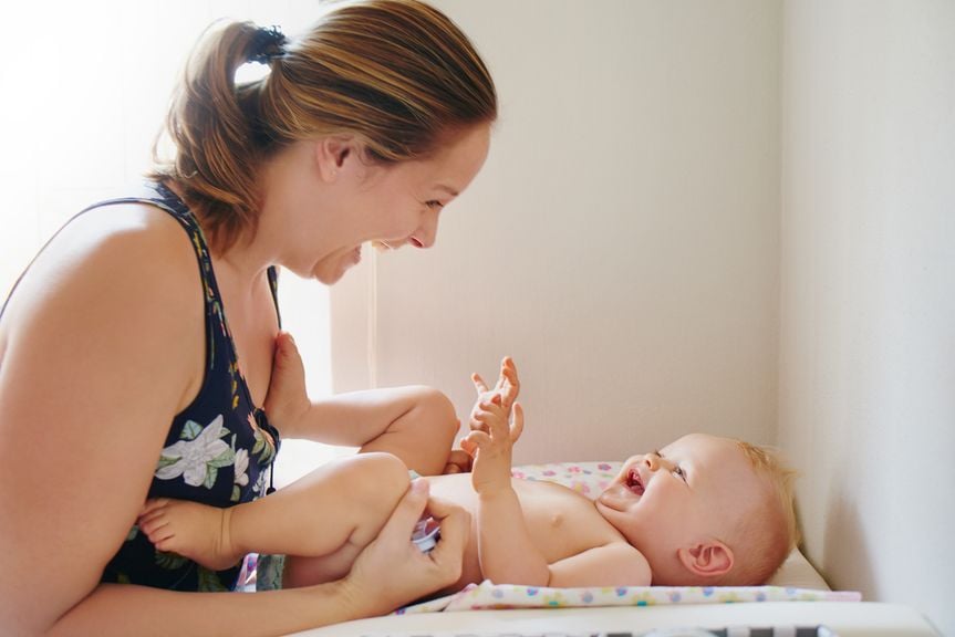 Mutter und Baby beim Wickeln