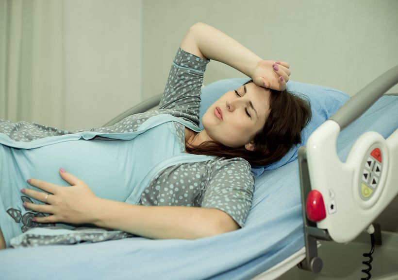 Schwangere mit Wehen im Spitalbett