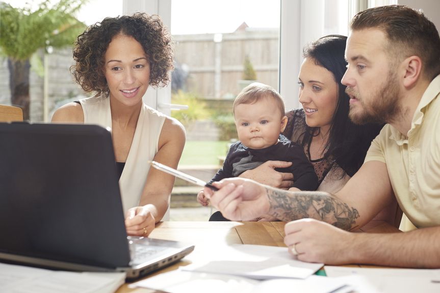 Familie mit Versicherungsberaterin