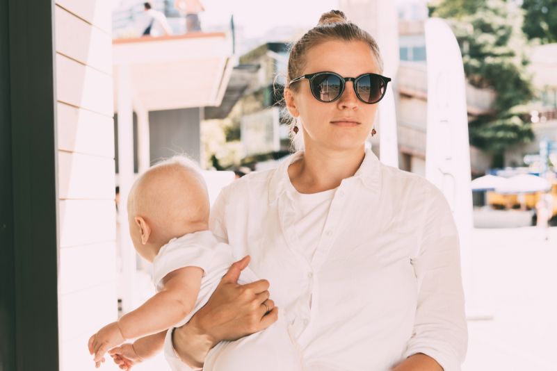 Mutter mit Baby und Sonnenbrille