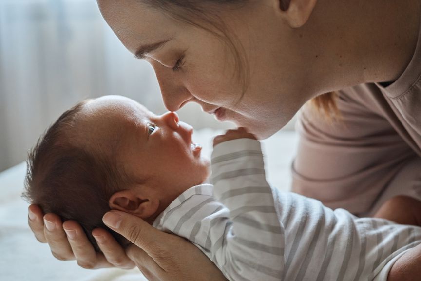 Inniger Moment zwischen Mutter und Neugeborenem