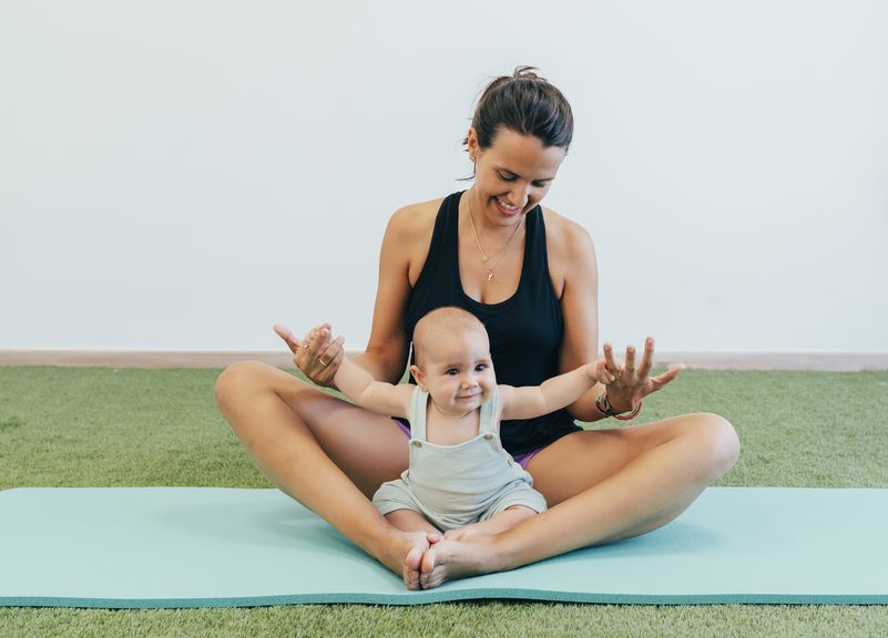 Mutter und Baby auf der Bodenmatte