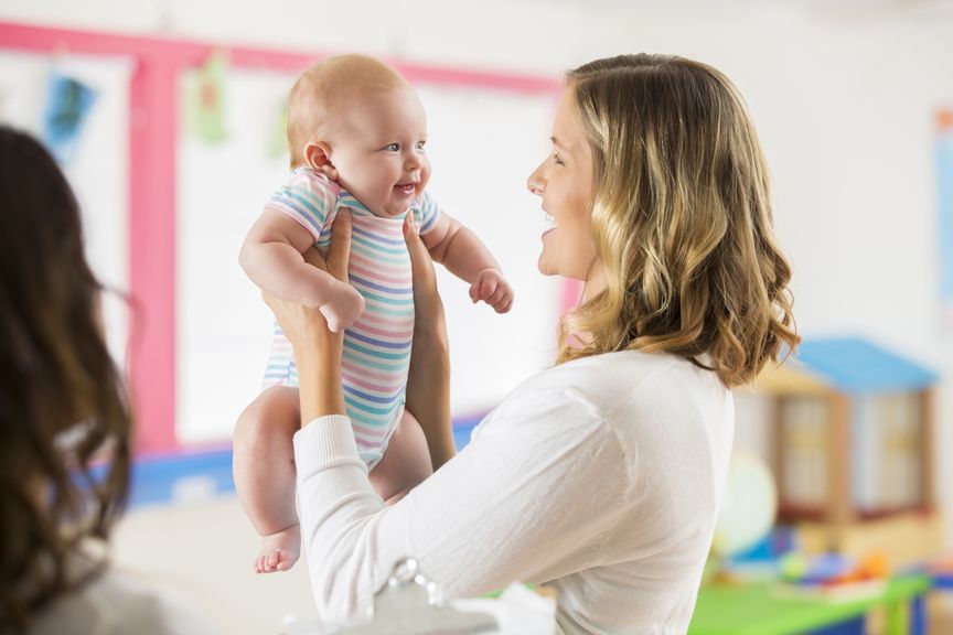 Mutter mit ihrem Baby bei der Tagesbetreuung