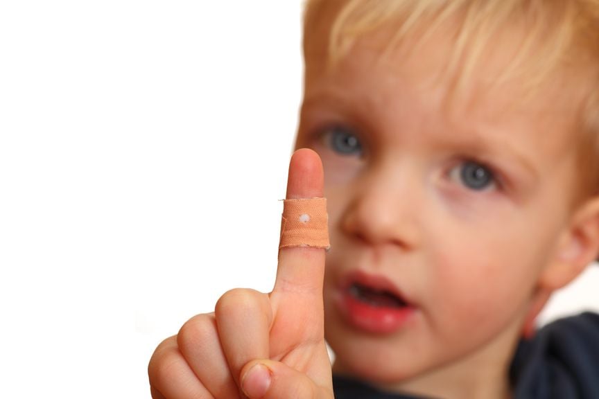 Kind mit einem Pflaster am Finger