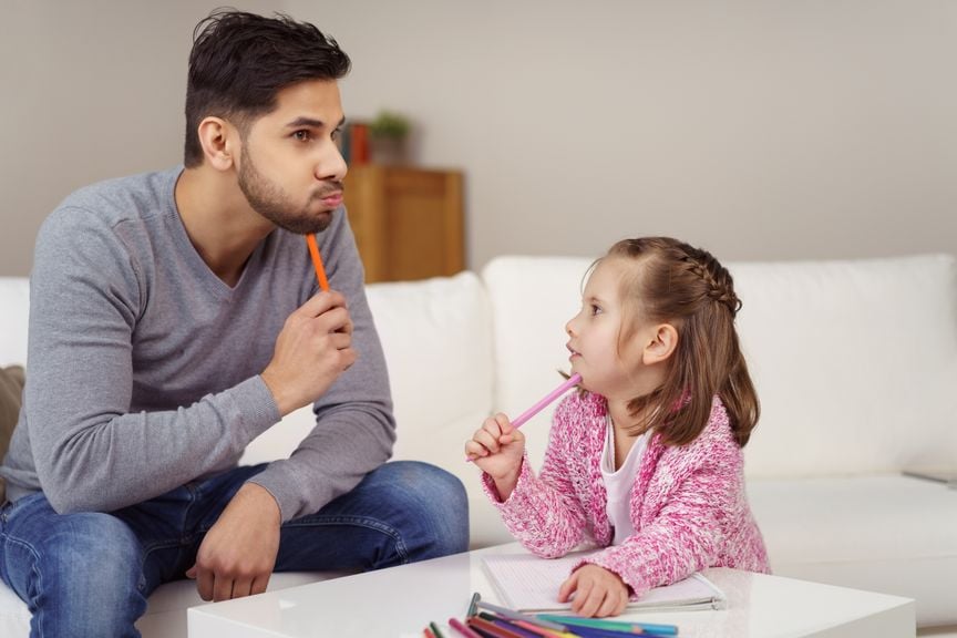 Vater und Kind überlegen