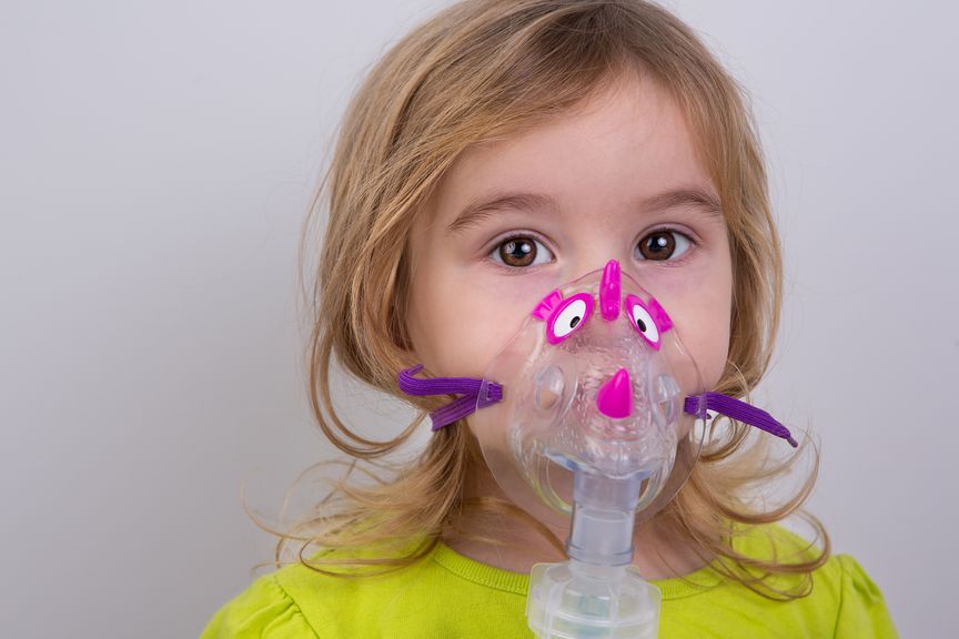Kind mit Inhalationsmaske