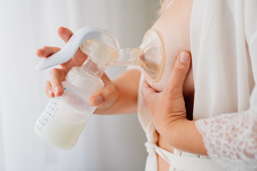 Frau benutzt eine Milchpumpe zum Abpumpen