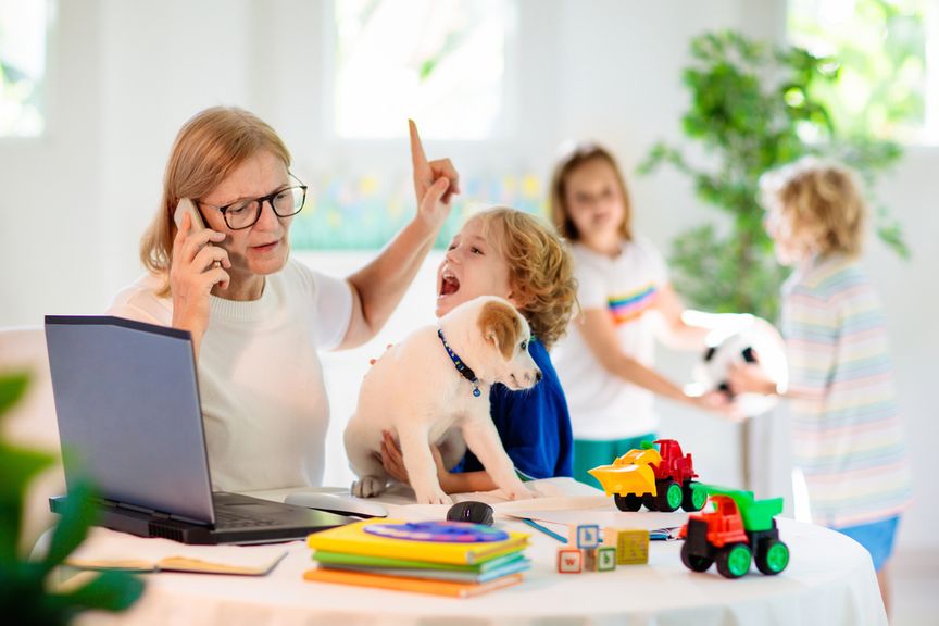 Mutter arbeitet von zu Hause aus und versucht, die Kinder ruhig zu halten