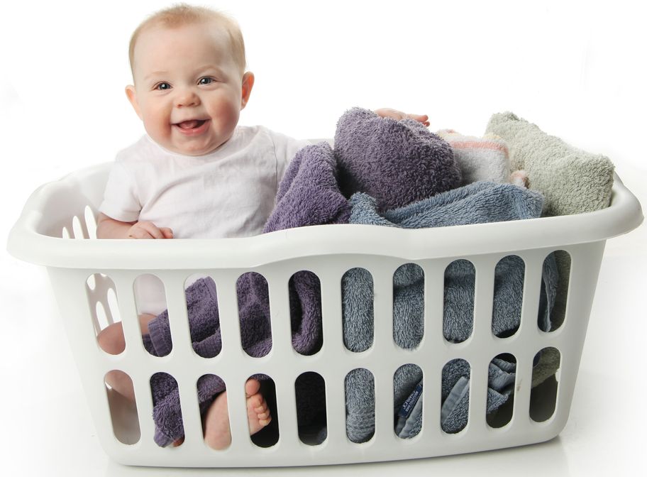 Fröhliches Baby im Wäschekorb