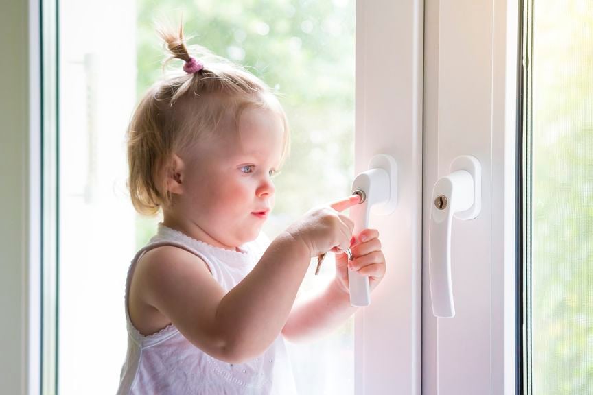 Mädchen versucht ein gesichertes Fenster zu öffnen