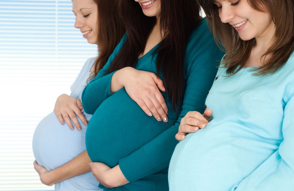 Drei Schwangere halten ihren Bauch