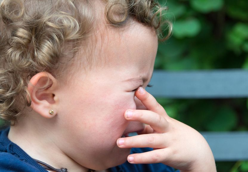 weinendes Kind reibt sich die Augen