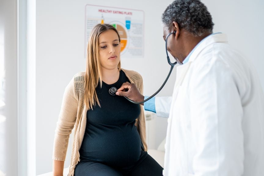 Schwangere wird vom Arzt abgehört