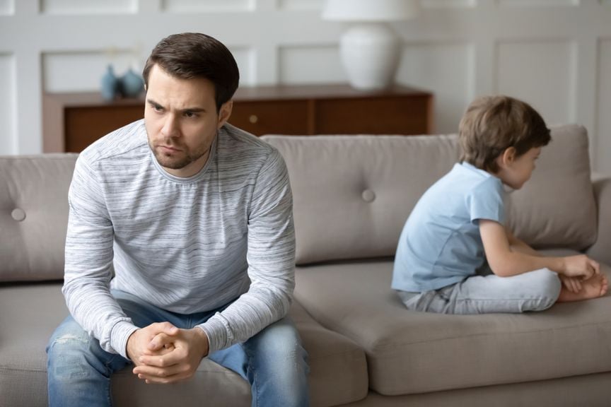 Vater verärgert mit Sohn auf dem Sofa