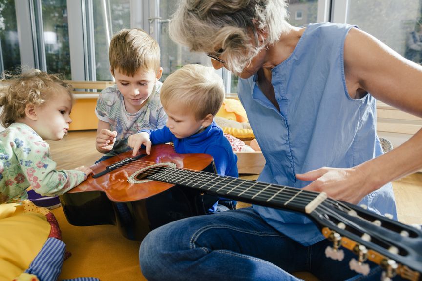 Kinder lernen die Gitarre kennen