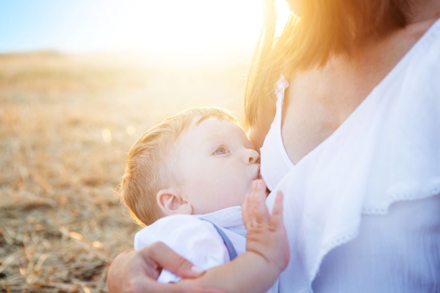 Baby wird unterwegs gestillt