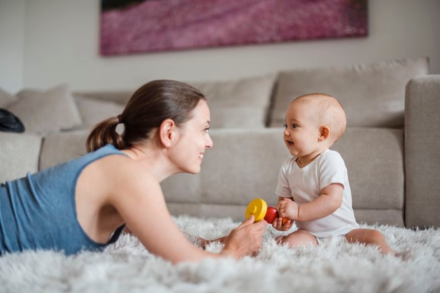 Mutter spielt mit Baby