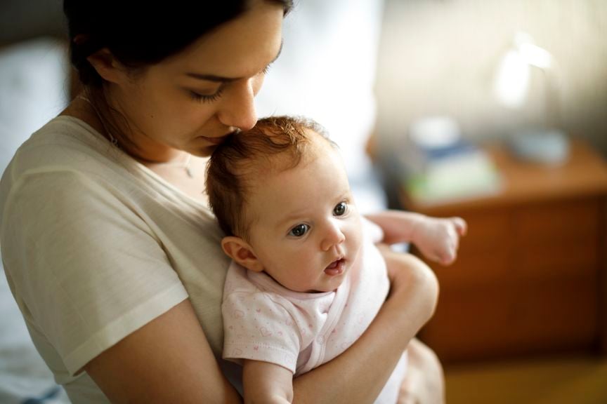 Frau mit Baby im Arm