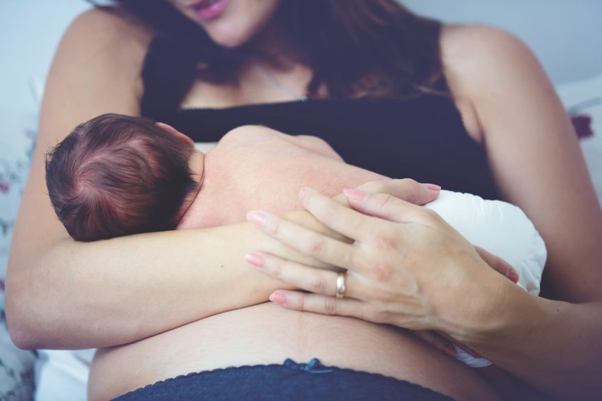 Mutter hält ihr Baby im Arm