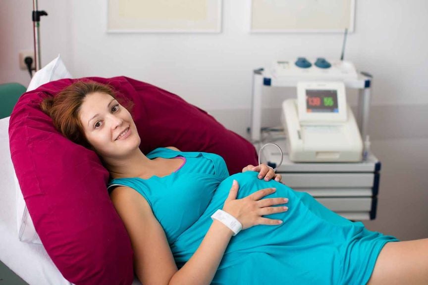 Schwangere im Spital kurz vor der Geburt, Pause zwischen Wehen