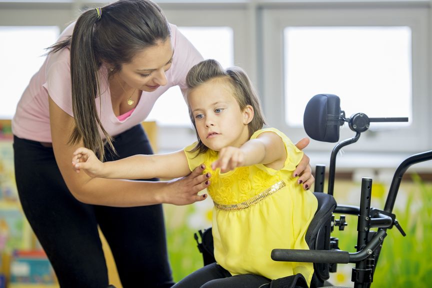Physiotherapie bei einem behinderten Kind