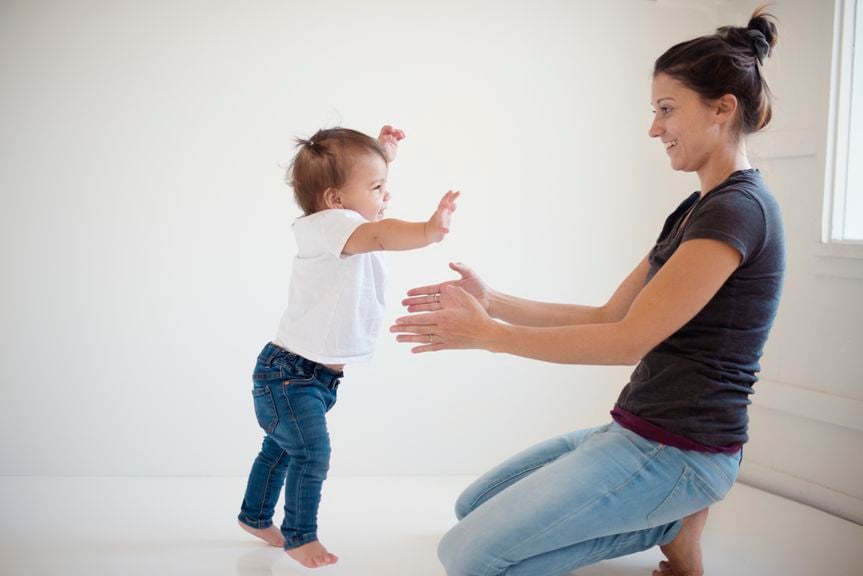 Baby macht erste Schritte in Richtung Mutter