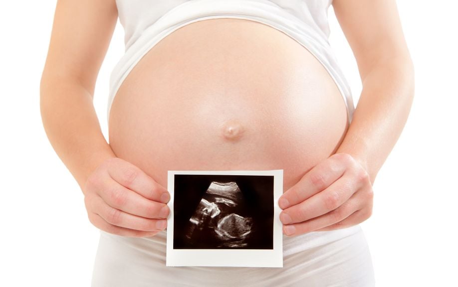 Babybauch mit einem Ultraschallbild 