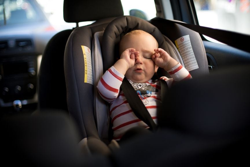 Baby im Autositz