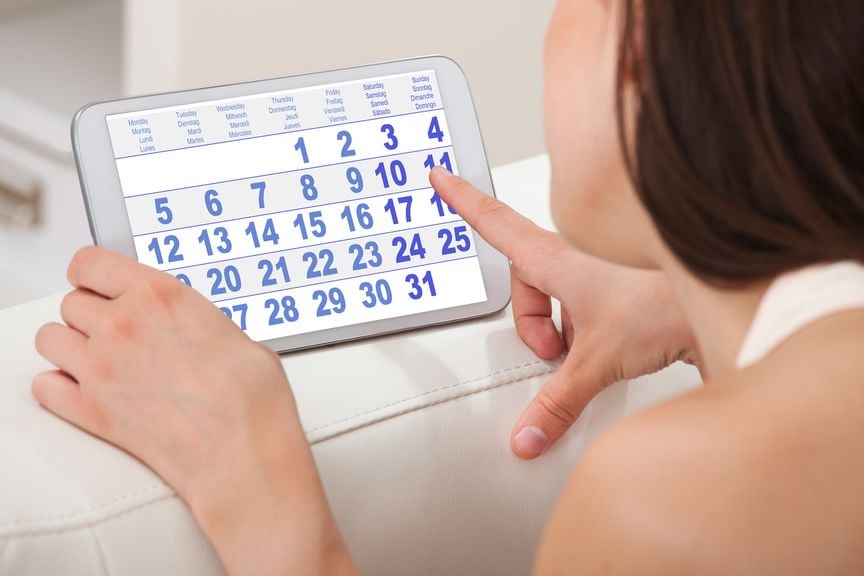 Frau mit Tablet mit Zykluskalender